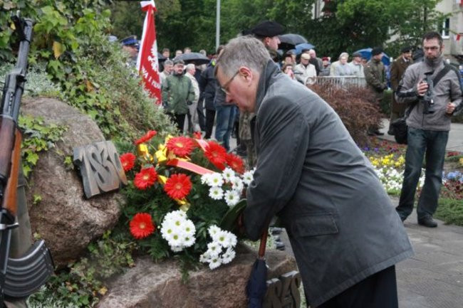 Fani żużla zapalili race przed pomnikiem (zdjęcia)