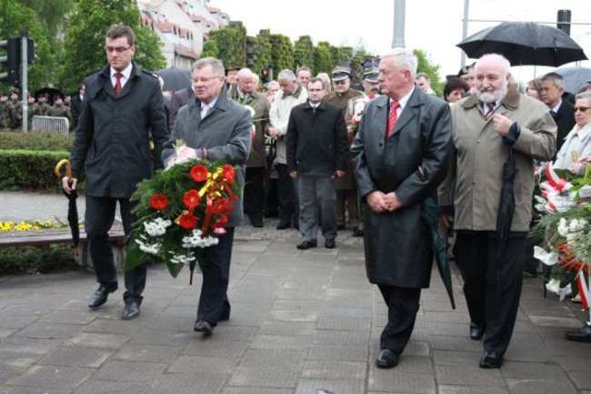 Fani żużla zapalili race przed pomnikiem (zdjęcia)