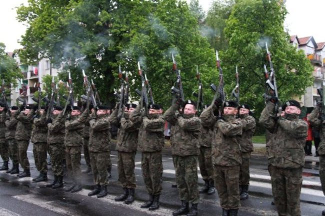 Fani żużla zapalili race przed pomnikiem (zdjęcia)