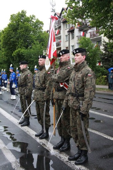 Fani żużla zapalili race przed pomnikiem (zdjęcia)