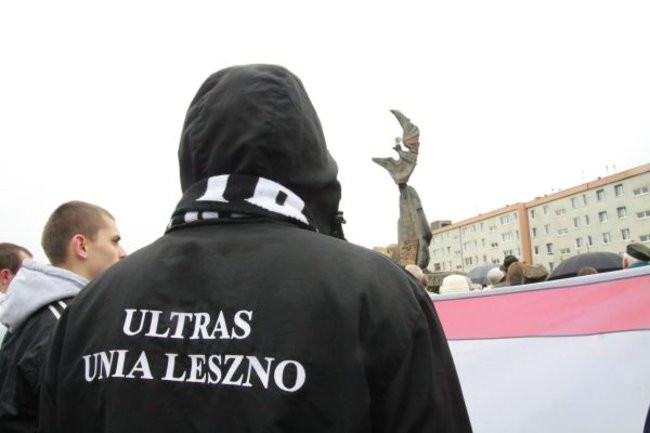 Fani żużla zapalili race przed pomnikiem (zdjęcia)