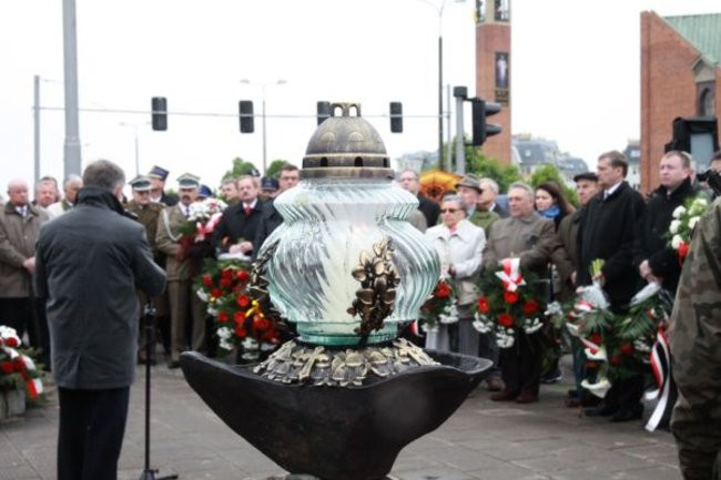 Fani żużla zapalili race przed pomnikiem (zdjęcia)