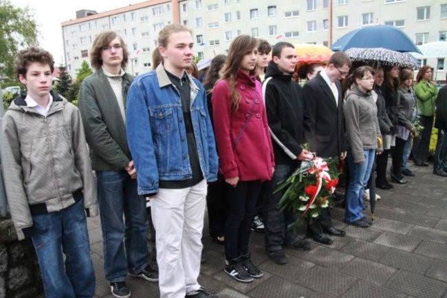 Fani żużla zapalili race przed pomnikiem (zdjęcia)