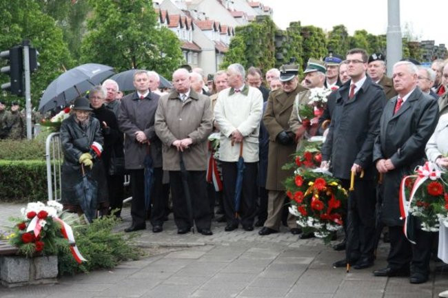 Fani żużla zapalili race przed pomnikiem (zdjęcia)