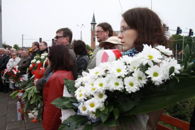 Fani żużla zapalili race przed pomnikiem (zdjęcia)