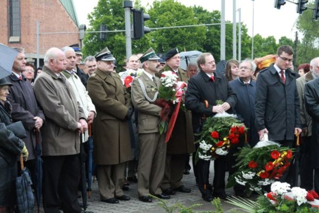 Fani żużla zapalili race przed pomnikiem (zdjęcia)