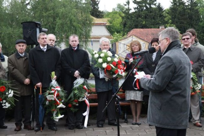 Fani żużla zapalili race przed pomnikiem (zdjęcia)
