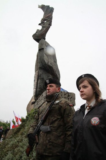 Fani żużla zapalili race przed pomnikiem (zdjęcia)