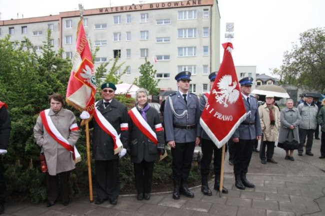 Fani żużla zapalili race przed pomnikiem (zdjęcia)