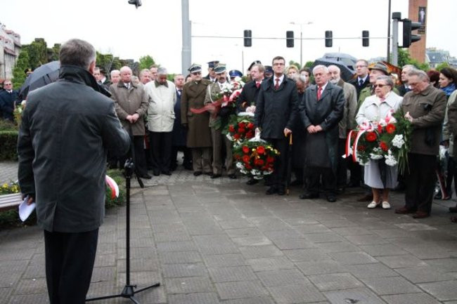 Fani żużla zapalili race przed pomnikiem (zdjęcia)