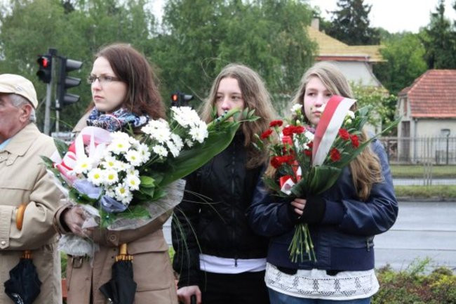 Fani żużla zapalili race przed pomnikiem (zdjęcia)