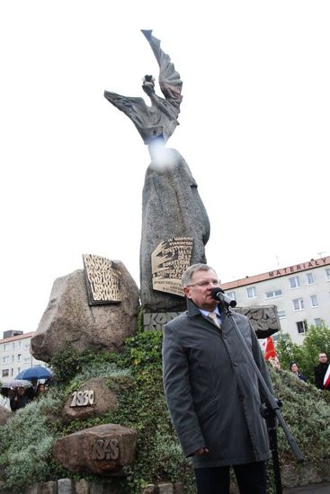 Fani żużla zapalili race przed pomnikiem (zdjęcia)