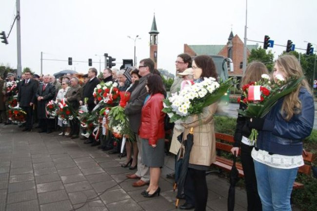 Fani żużla zapalili race przed pomnikiem (zdjęcia)