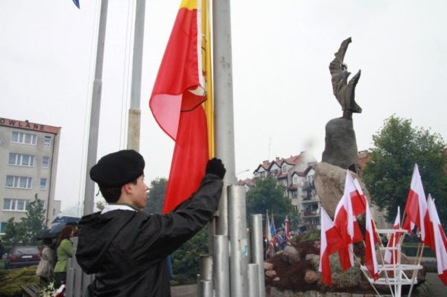 Fani żużla zapalili race przed pomnikiem (zdjęcia)