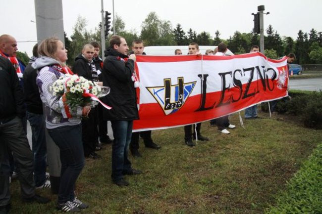 Fani żużla zapalili race przed pomnikiem (zdjęcia)