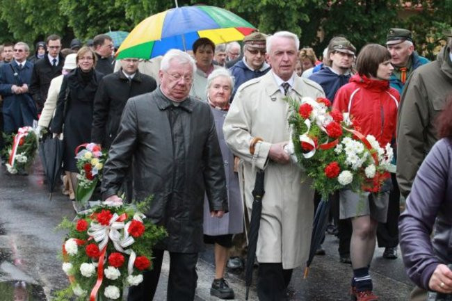 Fani żużla zapalili race przed pomnikiem (zdjęcia)