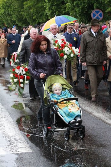 Fani żużla zapalili race przed pomnikiem (zdjęcia)