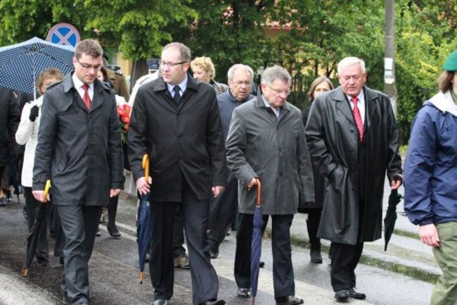 Fani żużla zapalili race przed pomnikiem (zdjęcia)