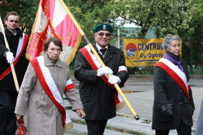 Fani żużla zapalili race przed pomnikiem (zdjęcia)