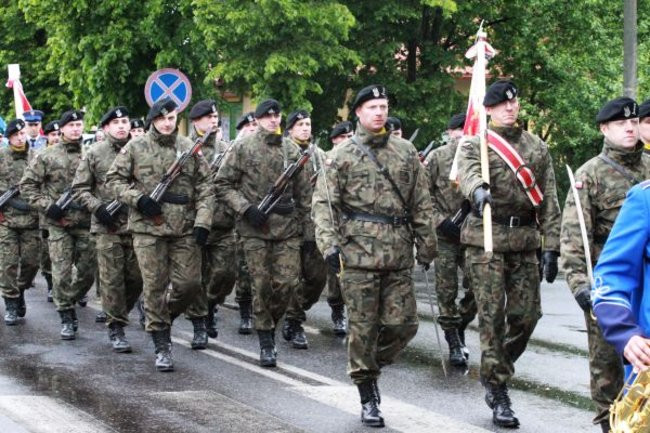 Fani żużla zapalili race przed pomnikiem (zdjęcia)