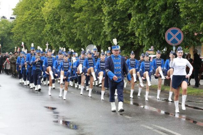 Fani żużla zapalili race przed pomnikiem (zdjęcia)