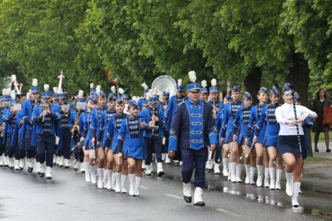 Fani żużla zapalili race przed pomnikiem (zdjęcia)
