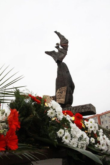 Fani żużla zapalili race przed pomnikiem (zdjęcia)