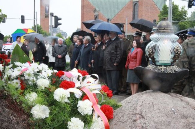Fani żużla zapalili race przed pomnikiem (zdjęcia)