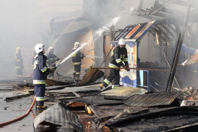 Spłonął supermarket Nomi w Lesznie (zdjęcia)