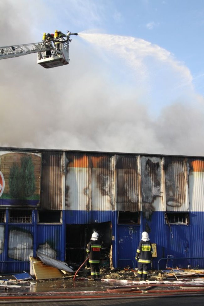 Spłonął supermarket Nomi w Lesznie (zdjęcia)