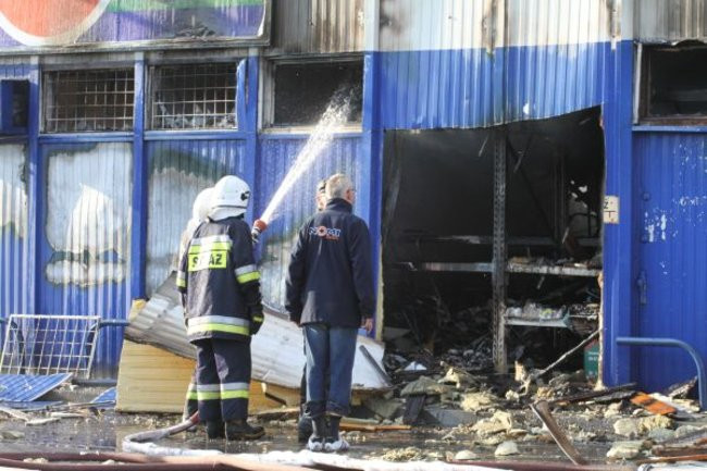 Spłonął supermarket Nomi w Lesznie (zdjęcia)