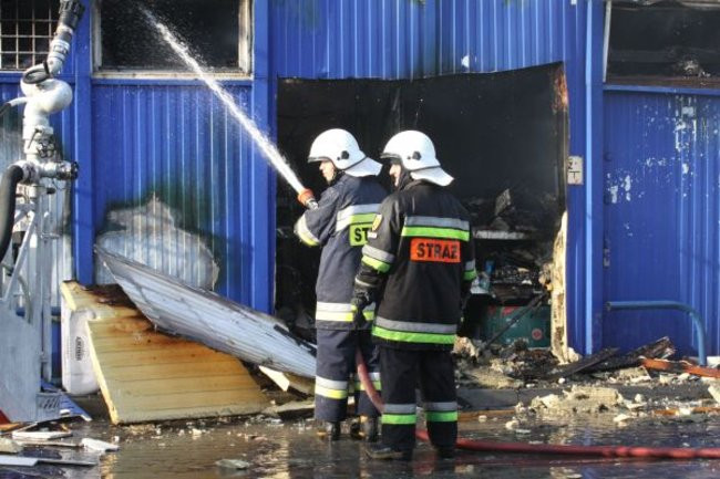 Spłonął supermarket Nomi w Lesznie (zdjęcia)