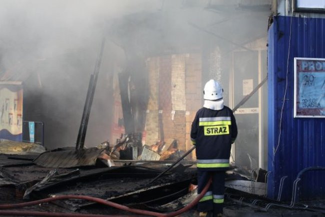 Spłonął supermarket Nomi w Lesznie (zdjęcia)