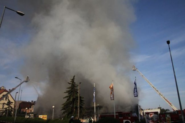 Spłonął supermarket Nomi w Lesznie (zdjęcia)