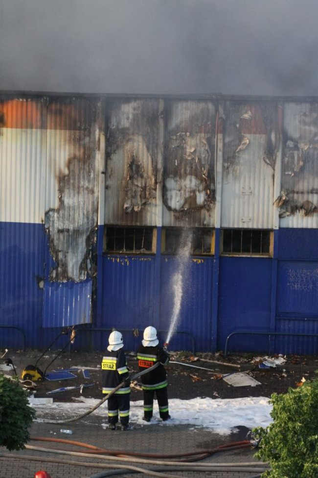 Spłonął supermarket Nomi w Lesznie (zdjęcia)