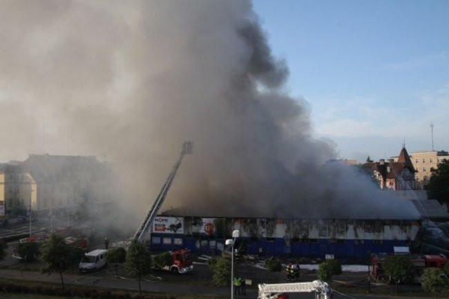 Spłonął supermarket Nomi w Lesznie (zdjęcia)