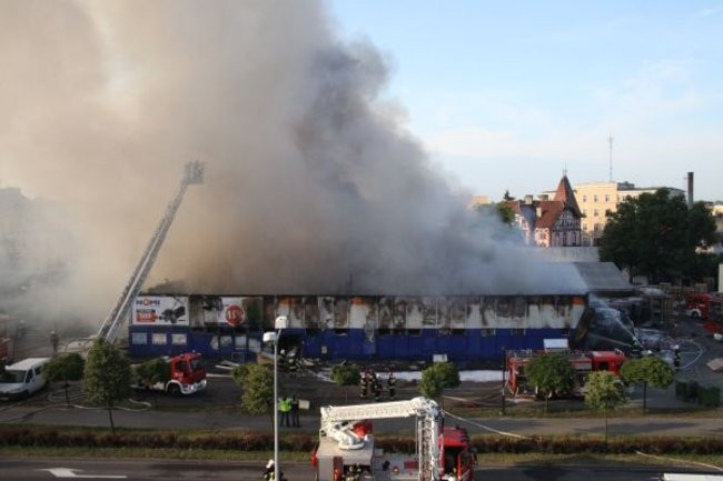 Spłonął supermarket Nomi w Lesznie (zdjęcia)