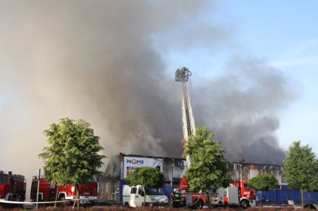 Spłonął supermarket Nomi w Lesznie (zdjęcia)