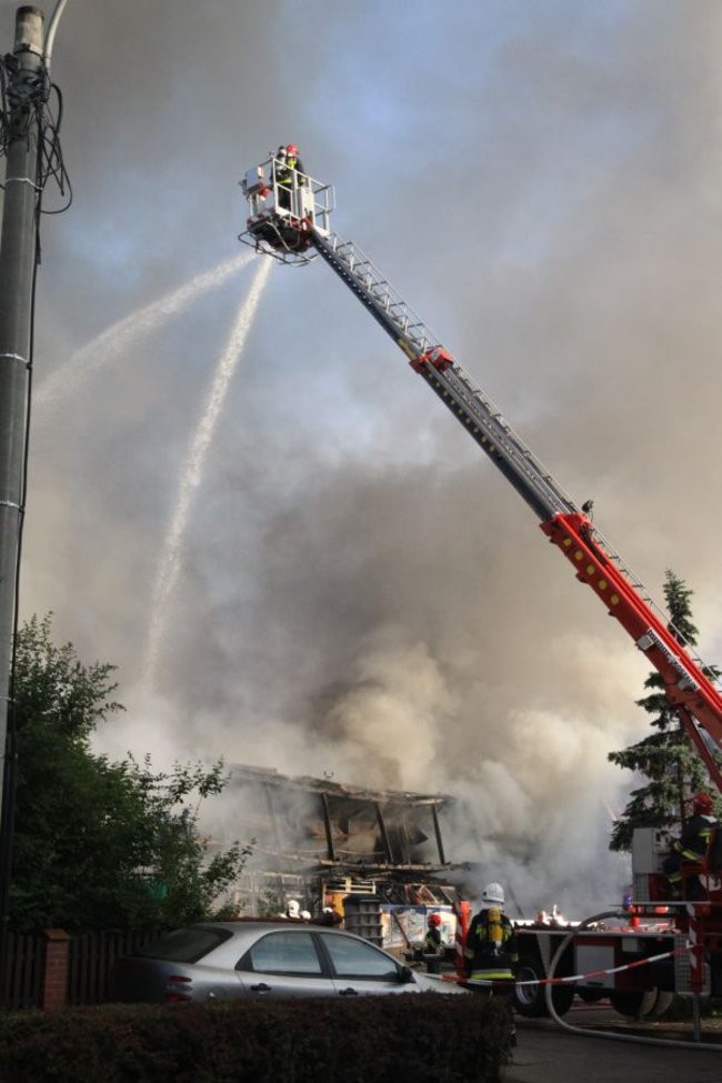 Spłonął supermarket Nomi w Lesznie (zdjęcia)