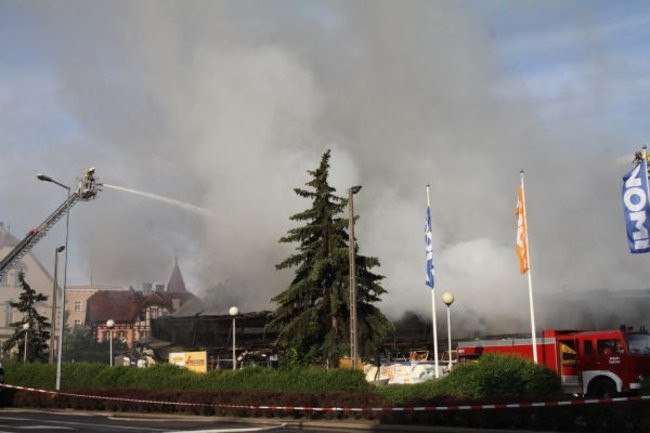 Spłonął supermarket Nomi w Lesznie (zdjęcia)