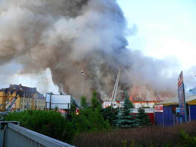 Spłonął supermarket Nomi w Lesznie (zdjęcia)