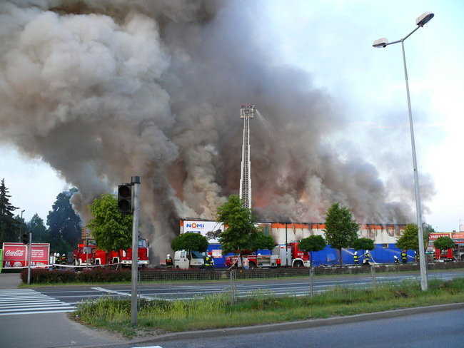 Spłonął supermarket Nomi w Lesznie (zdjęcia)