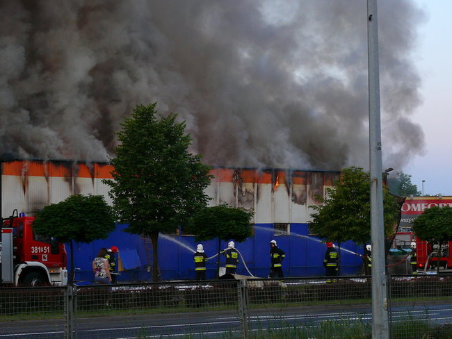 Spłonął supermarket Nomi w Lesznie (zdjęcia)
