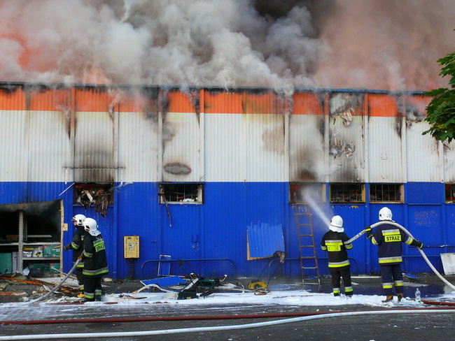 Spłonął supermarket Nomi w Lesznie (zdjęcia)