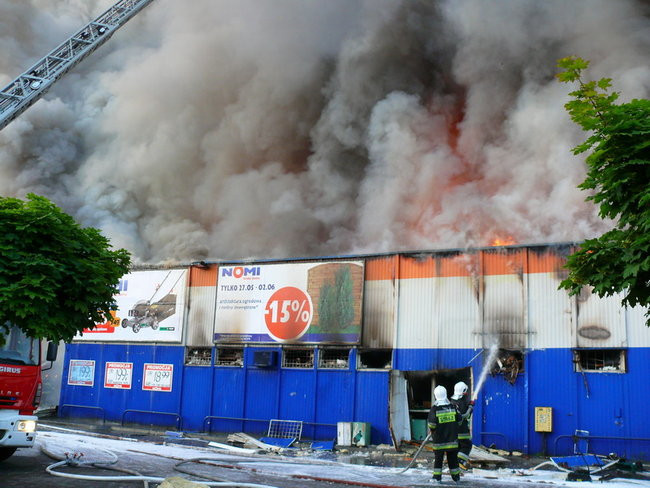 Spłonął supermarket Nomi w Lesznie (zdjęcia)
