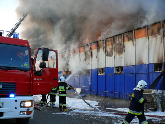 Spłonął supermarket Nomi w Lesznie (zdjęcia)