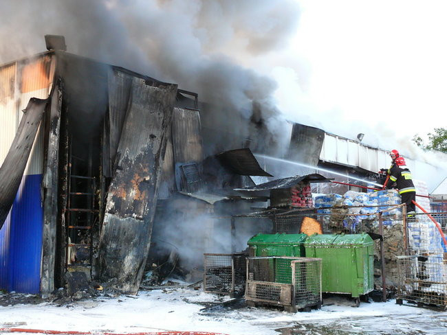 Spłonął supermarket Nomi w Lesznie (zdjęcia)