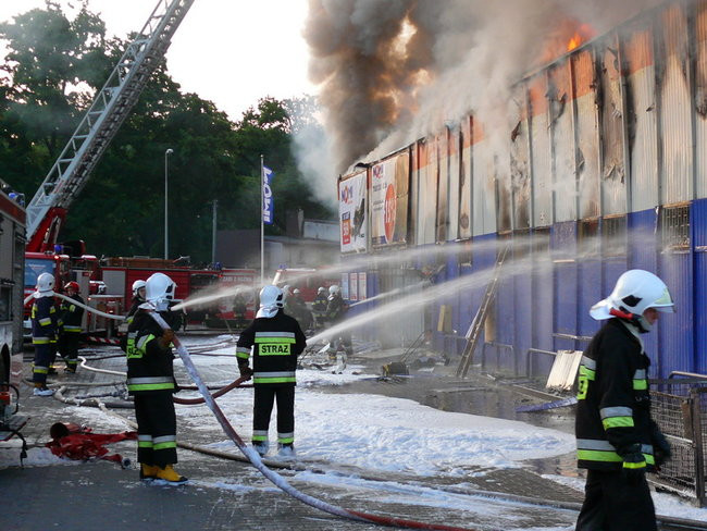 Spłonął supermarket Nomi w Lesznie (zdjęcia)