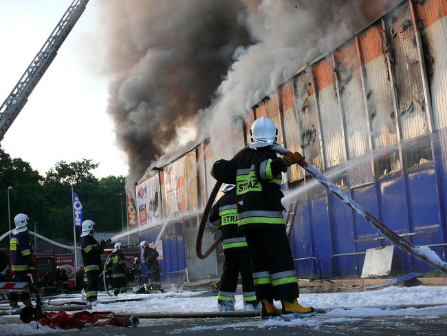 Spłonął supermarket Nomi w Lesznie (zdjęcia)