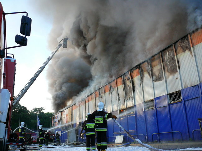 Spłonął supermarket Nomi w Lesznie (zdjęcia)